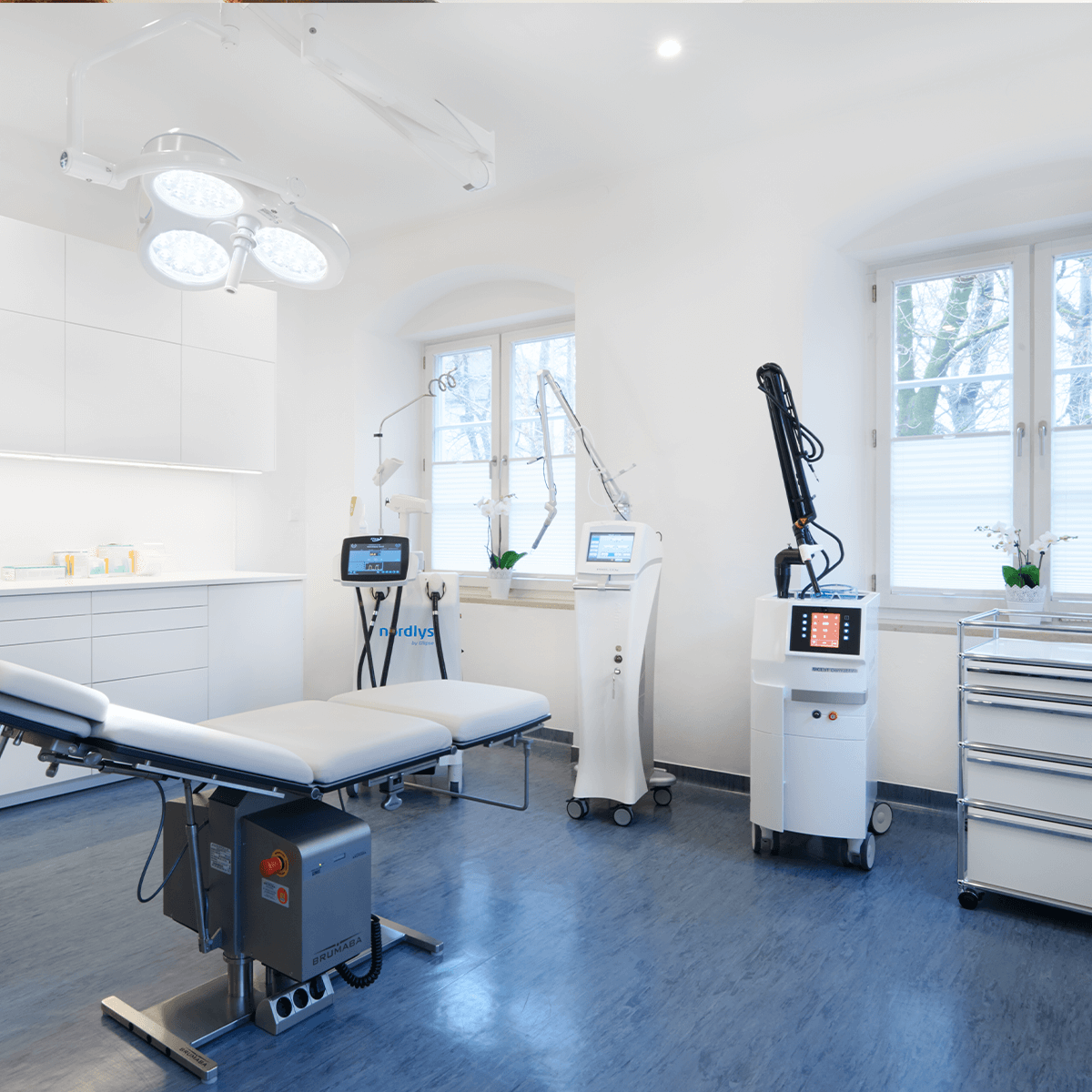 1200x1200px_dermatologie_schlosspalais_square_praxis_eingriffsraum_02