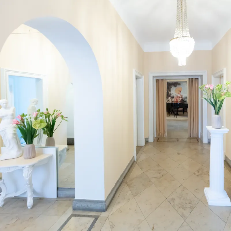 Heller Praxisflur Dermatologie im Schlosspalais München