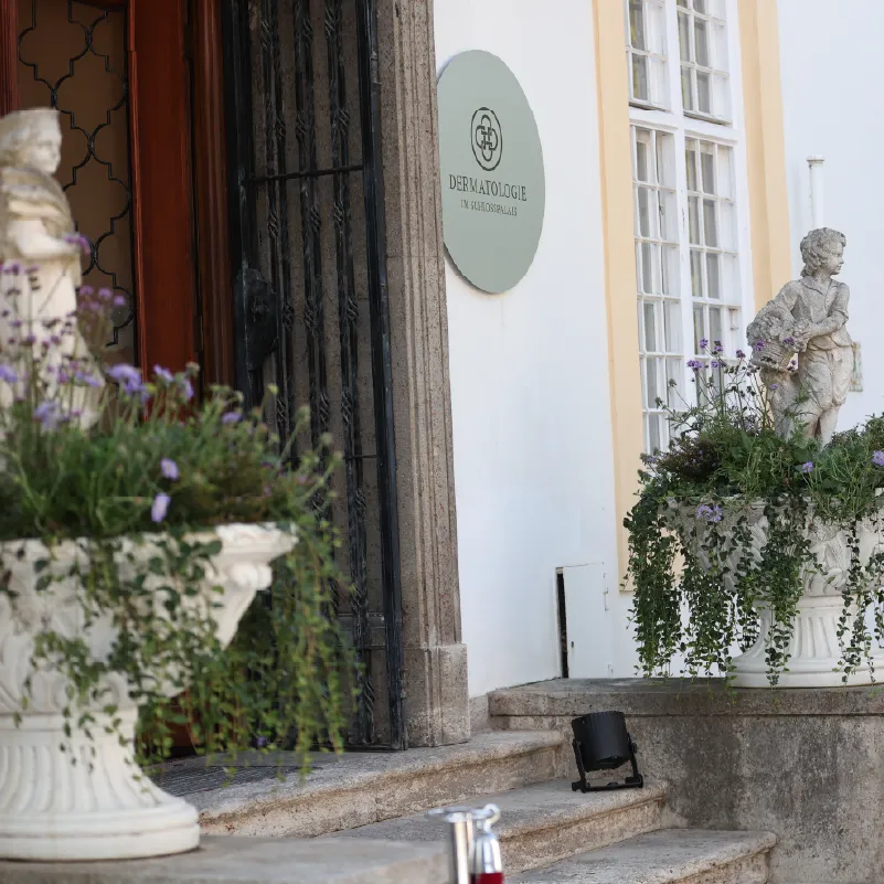 Eingang Dermatologie im Schlosspalais München Praxisbild